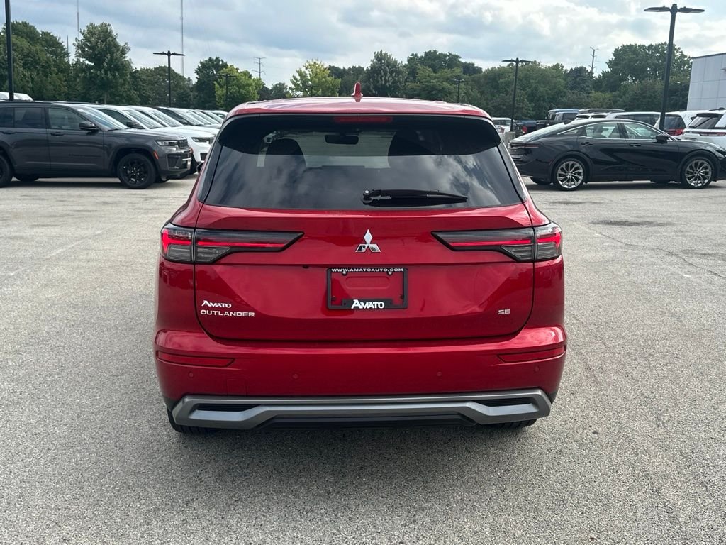 Used 2025 Red Mitsubishi SE image 3