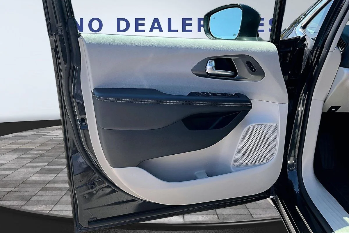 Used 2023 Black Chrysler Touring L image 20