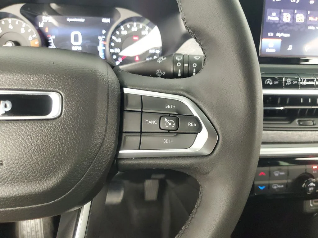 Used 2025 White Jeep Latitude image 25