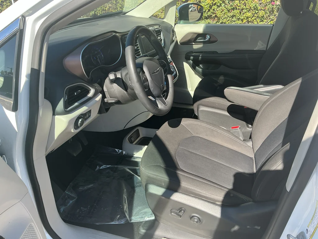Used 2023 Bright White Clearcoat Chrysler LX image 9
