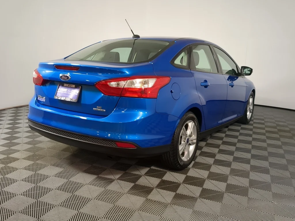 Used 2014 blue Ford SE image 9