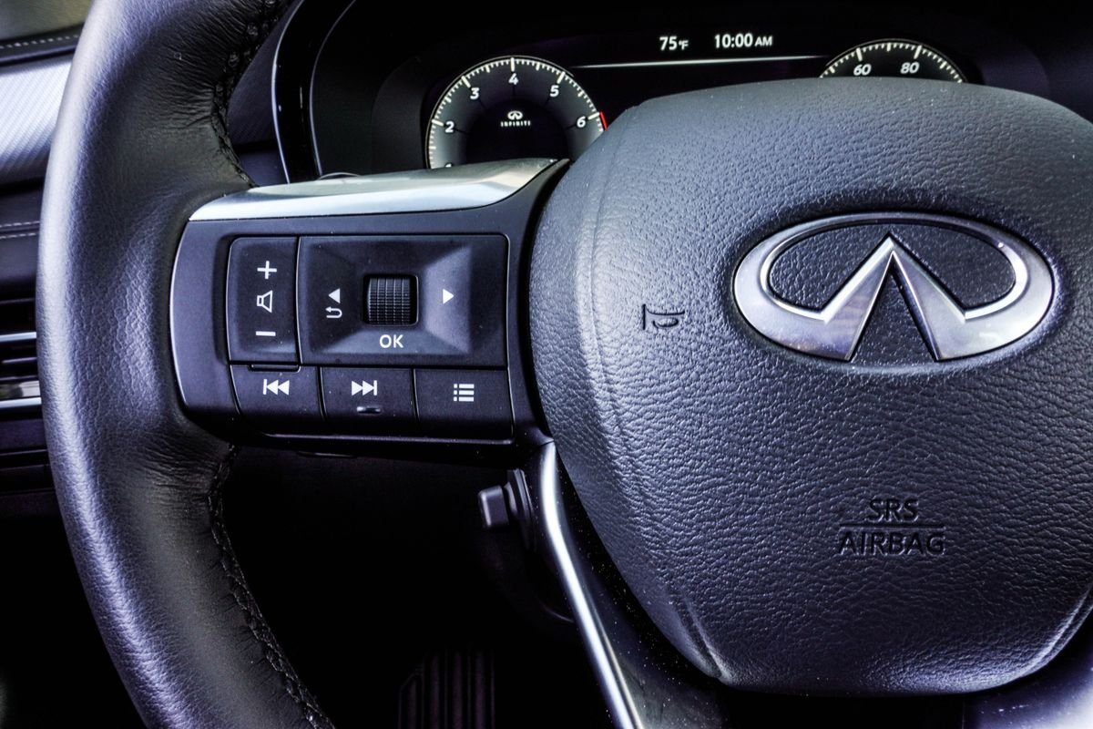 Used 2025 White INFINITI LUXE image 30