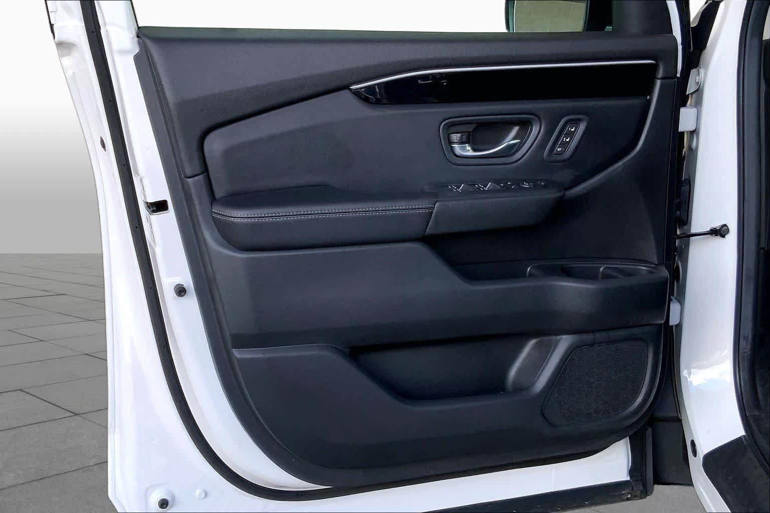 Used 2025 Platinum White Pearl Honda EX-L image 22