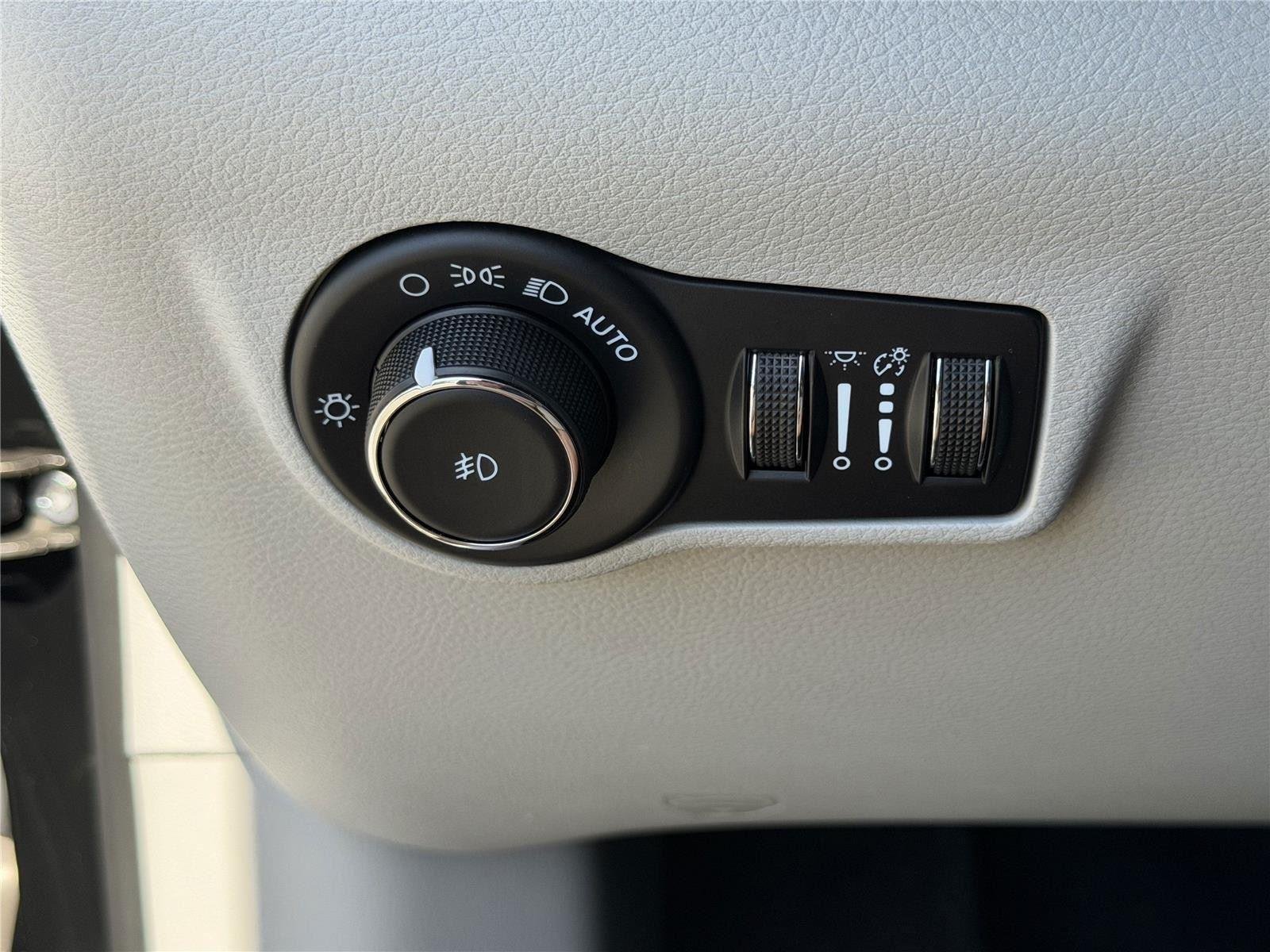 Used 2023 Diamond Black Crystal Pearlcoat Jeep Limited image 23