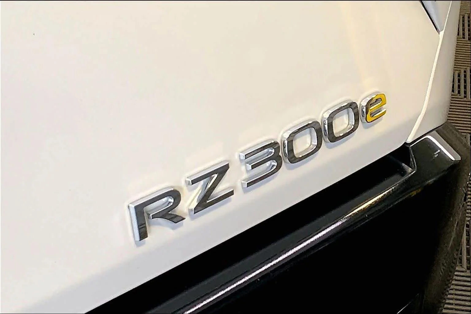 Used 2025 Eminent White Pearl Lexus Premium image 9