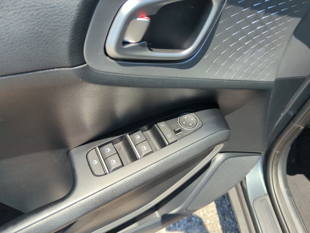 Used 2025  Kia LX image 19