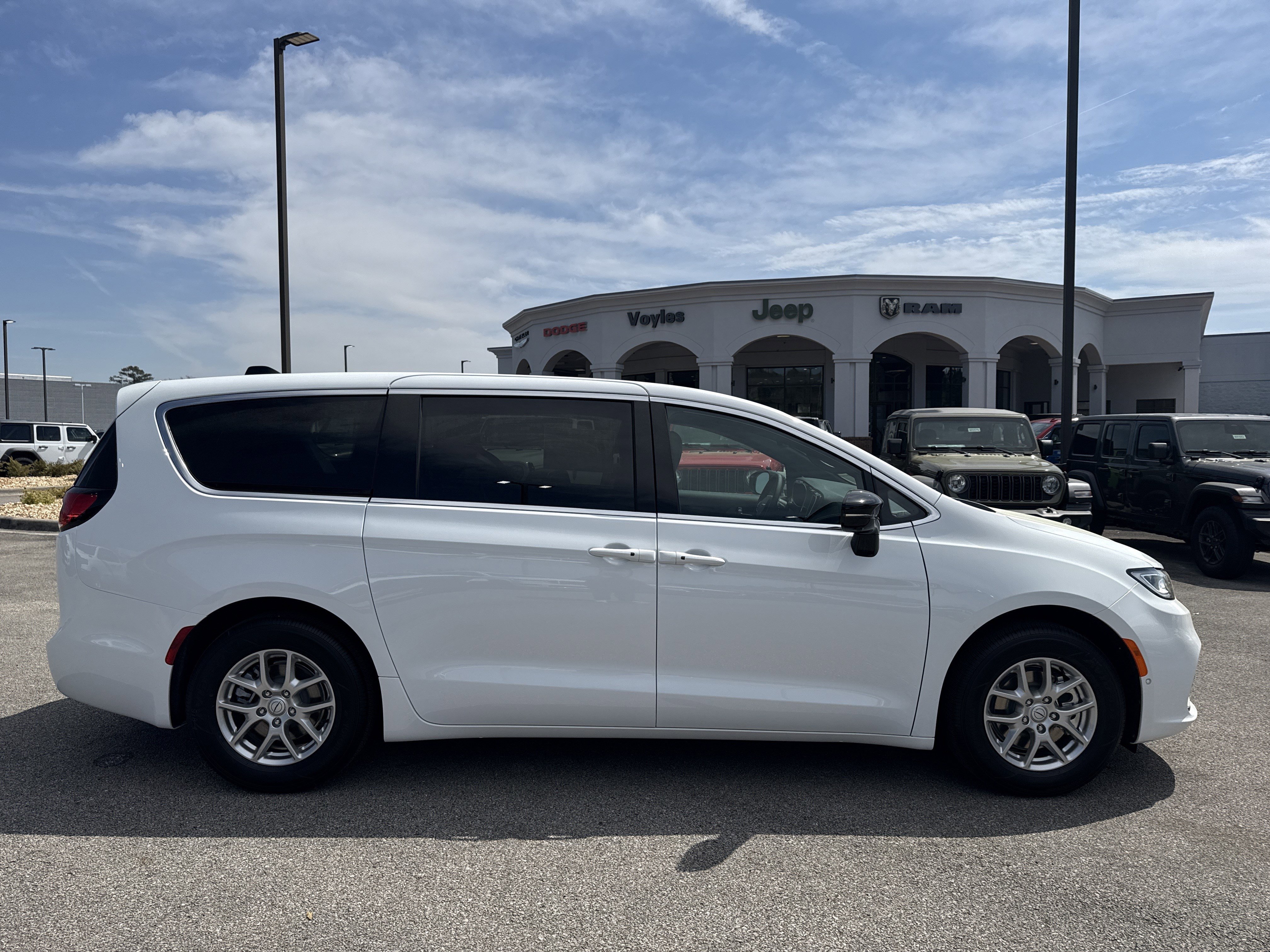 New 2026 Bright White Clear-Coat Exterior Paint Chrysler Select image 8