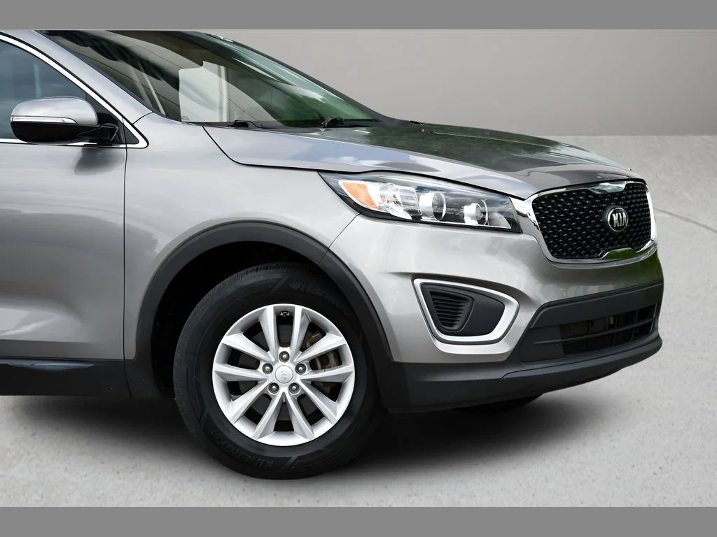 Used 2017 Titanium Silver Kia L image 10