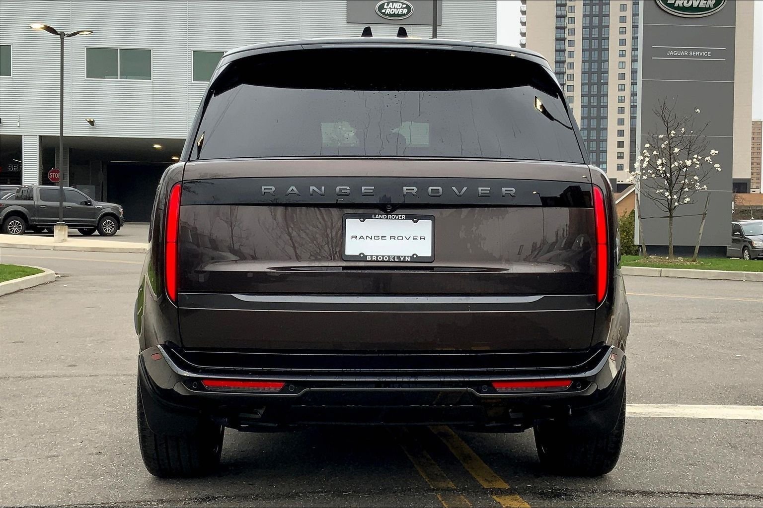 New 2026 Tourmaline Brown in Gloss finish LAND ROVER SE 7 Seats image 4