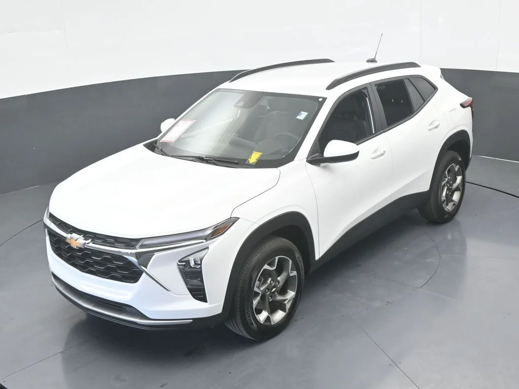 Used 2025 Summit White Chevrolet LT image 47
