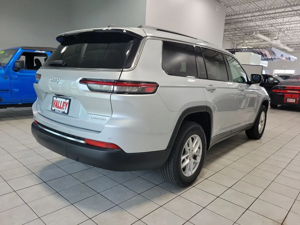 Used 2024 Silver Jeep Laredo image 10