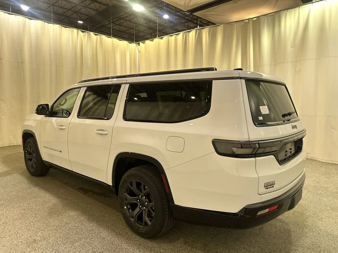 New 2026 Bright White Clear-Coat Exterior Paint Jeep Limited Altitude image 9