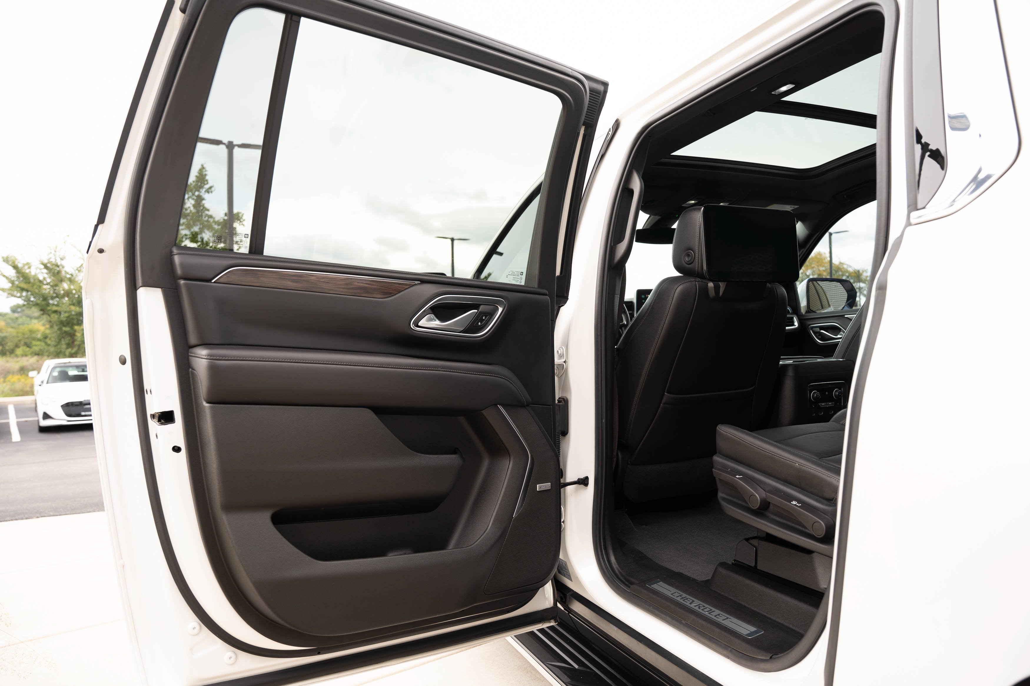 Used 2022 Iridescent Pearl Tricoat Chevrolet LT image 27