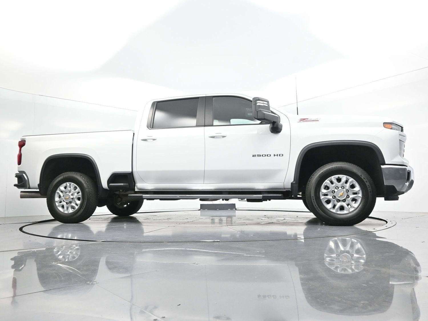 Used 2025 Summit White Chevrolet LT image 38