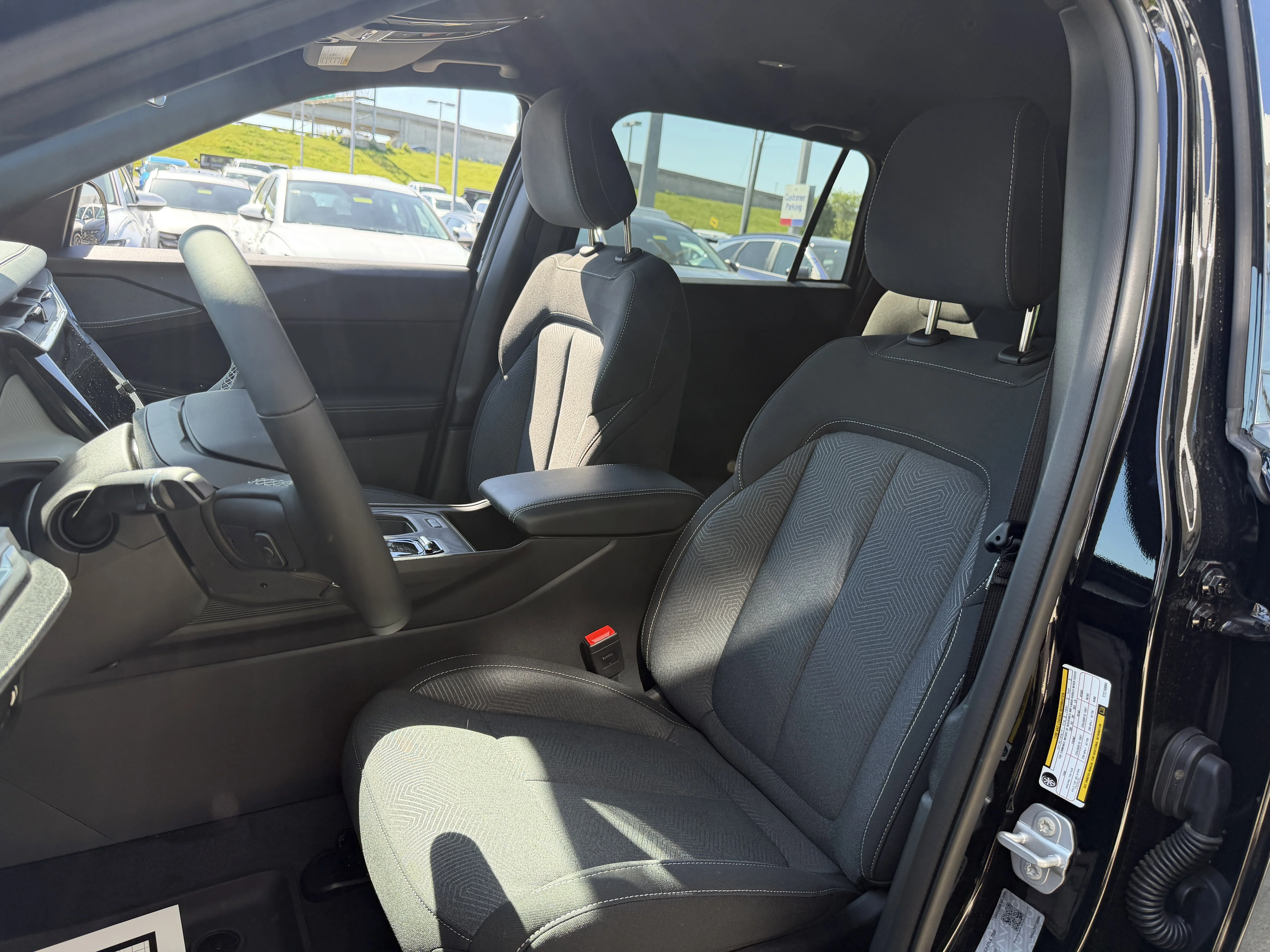 New 2026 Diamond Black Crystal Pearlcoat Jeep Laredo image 31