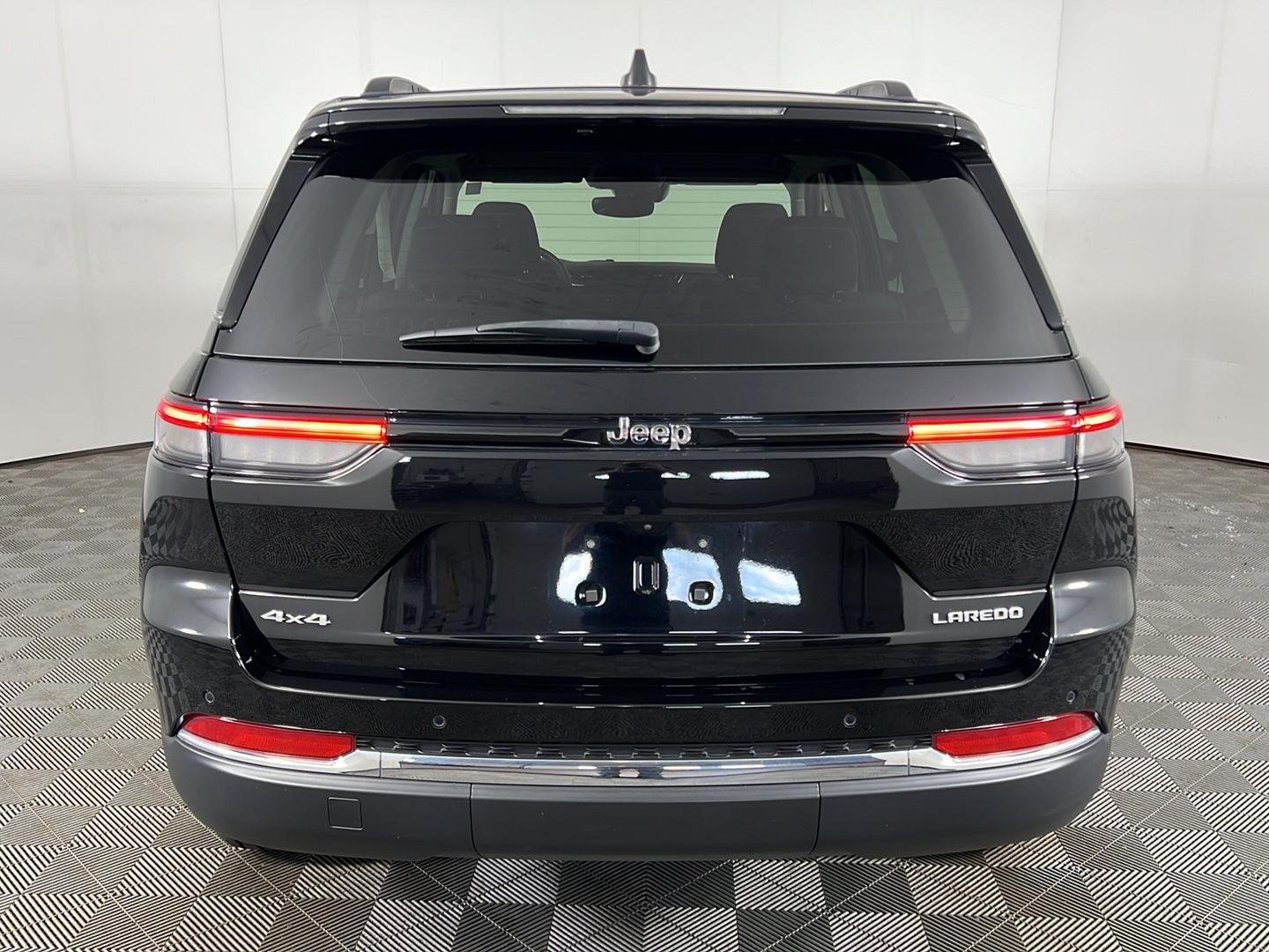 Used 2023 Diamond Black Crystal Pearlcoat Jeep Laredo image 15