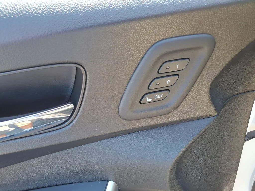 Used 2016 White Honda Touring image 31