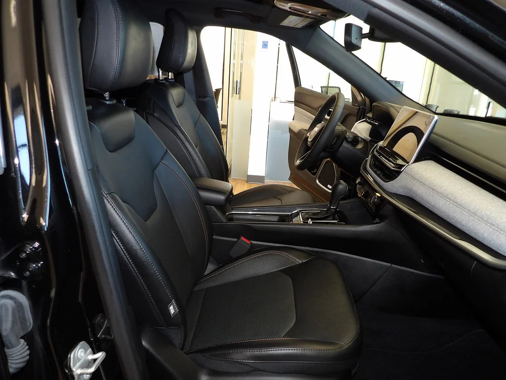 Used 2023 Diamond Black Crystal Pearl Coat Jeep Latitude Lux image 14