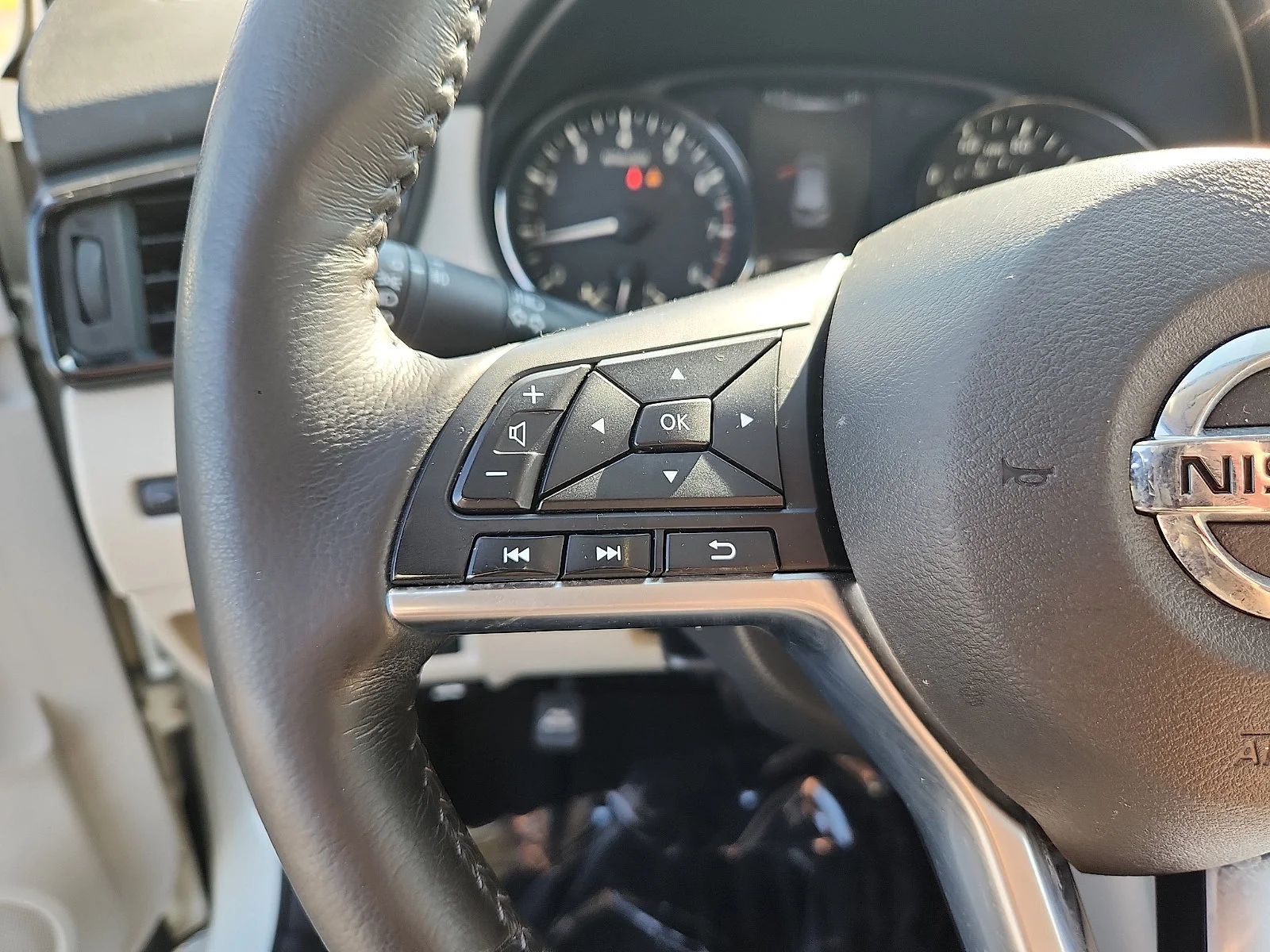 Used 2018 White Nissan SL image 22