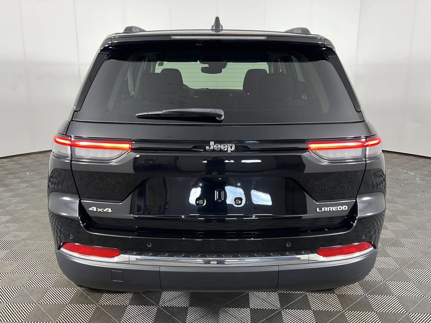 Used 2023 Diamond Black Crystal Pearlcoat Jeep Laredo image 15