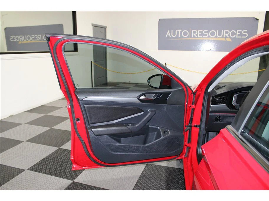 Used 2019 Red Volkswagen SEL image 11