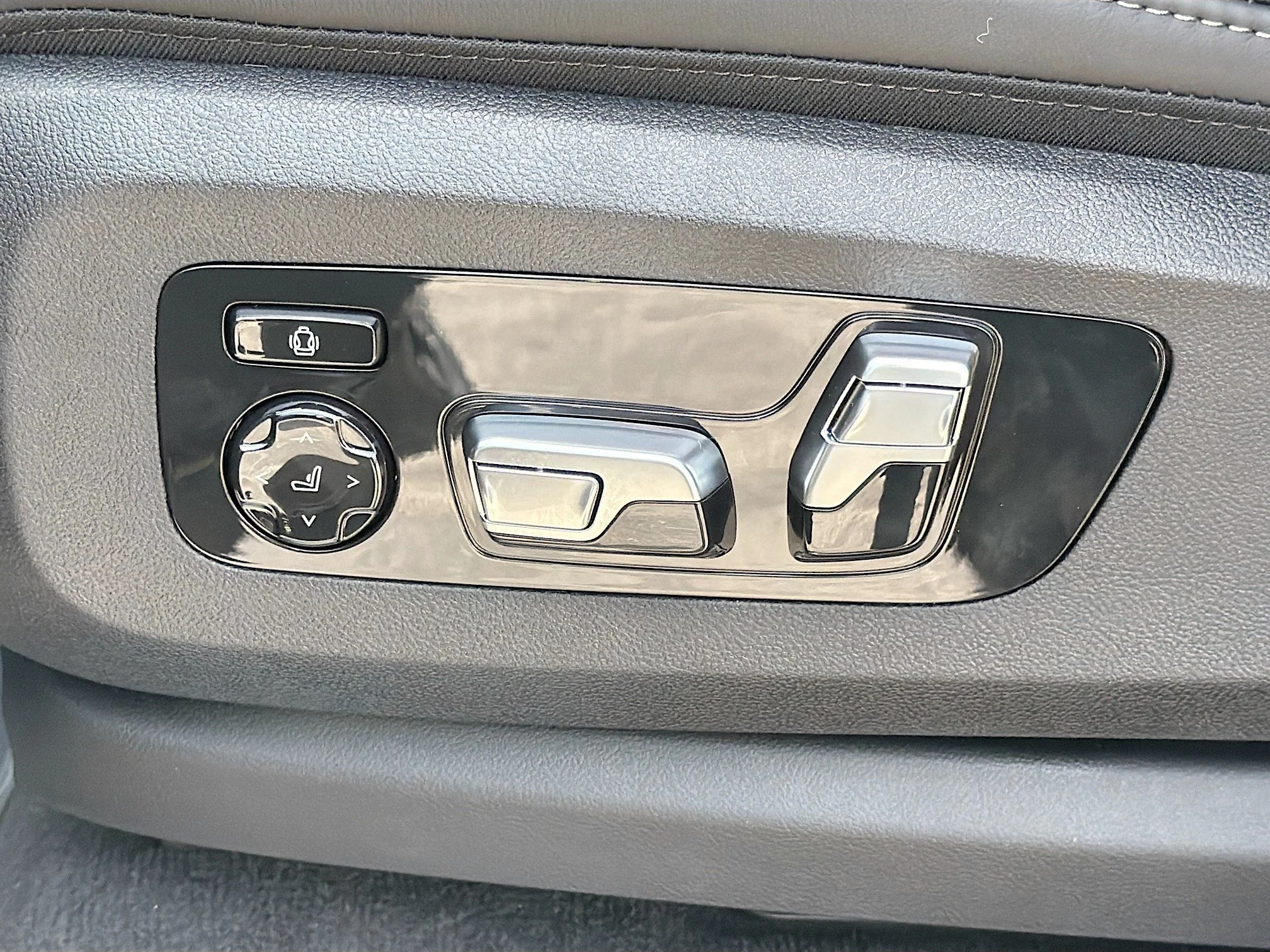 New 2026 Black Sapphire Metallic BMW xDrive40i image 25