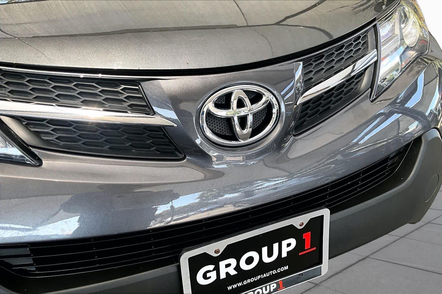 Used 2015 Magnetic Gray Metallic Toyota XLE image 32