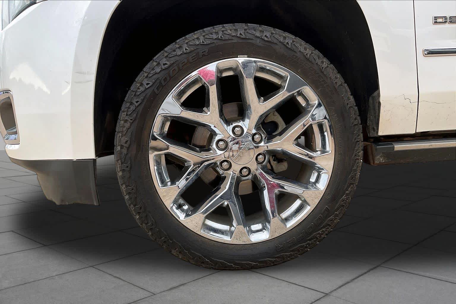 Used 2018 WHITE FROST TRICOAT GMC Denali image 11