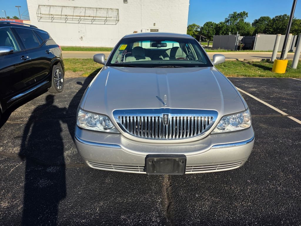 Used 2009 Gold Lincoln Signature image 1