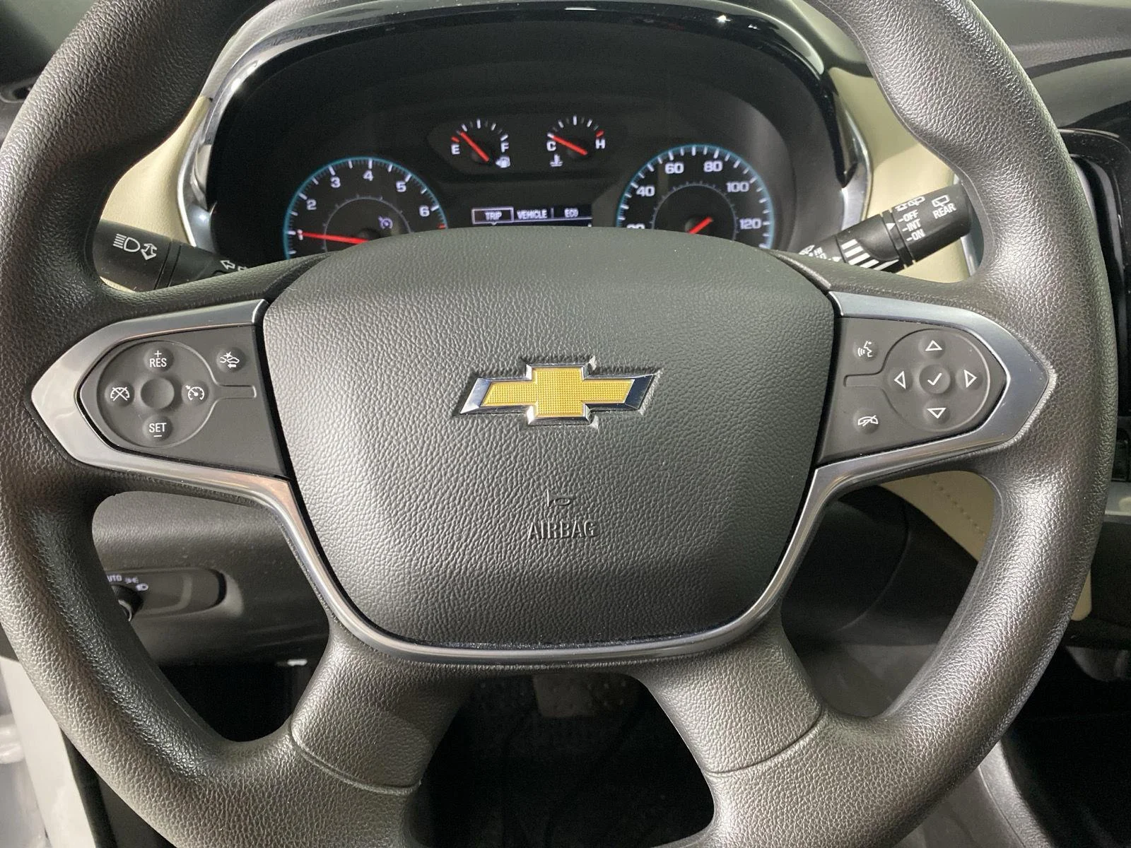 Used 2023 Wh Chevrolet  image 12