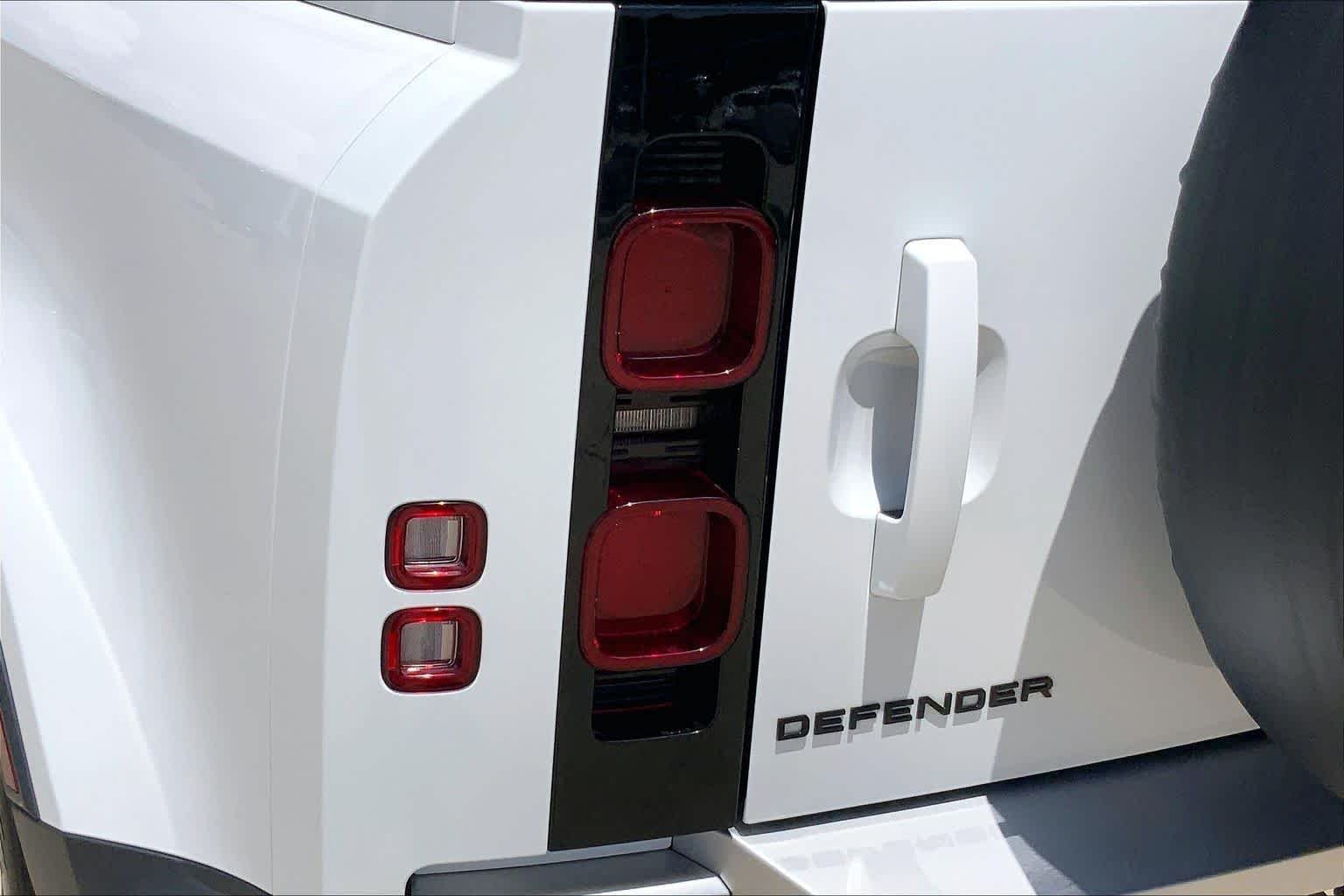 Used 2024 Fuji White Land Rover S image 27