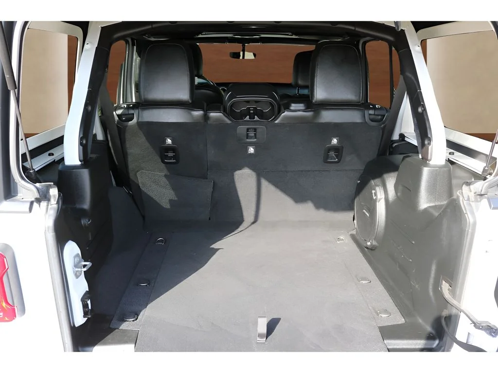Used 2018 White Jeep Unlimited Sahara image 17