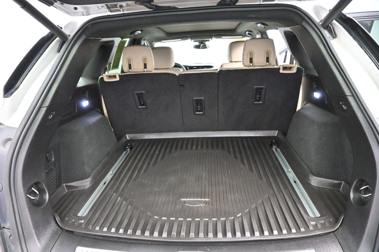 Used 2019 RADIANT SILVER METALLIC Cadillac Luxury FWD image 9