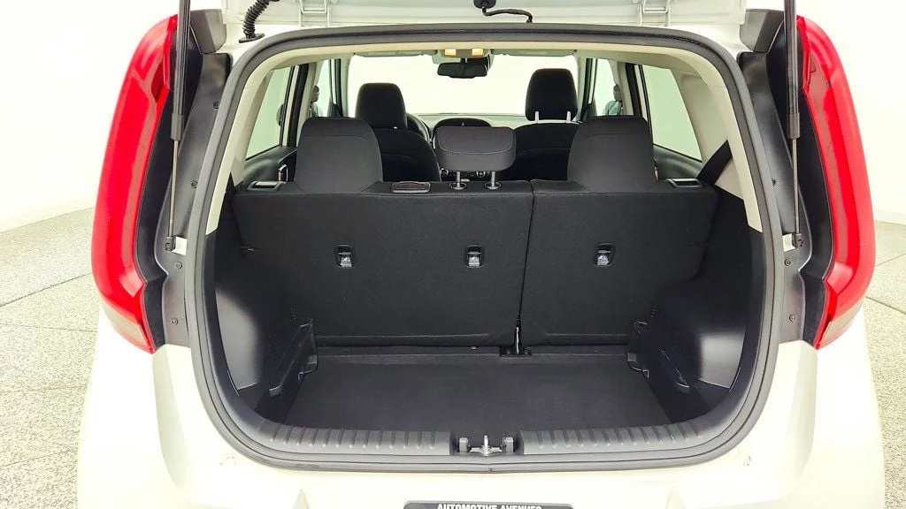 Used 2022 Snow White Pearl Kia S IVT image 20