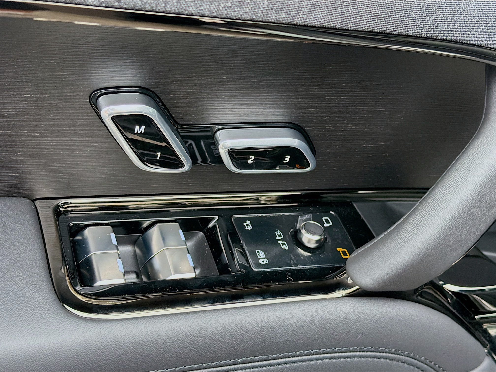 New 2026 Carpathian Grey Land Rover Dynamic SE image 24