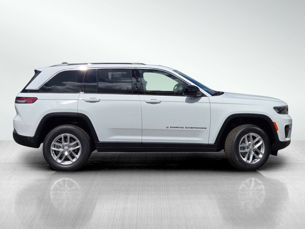 New 2026 Bright White Clear-Coat Exterior Paint Jeep Laredo image 3