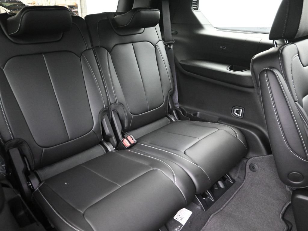 New 2026 Diamond Black Crystal Pearlcoat Jeep Limited image 11