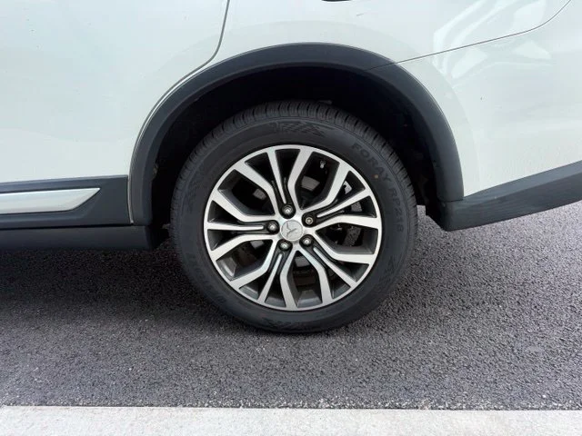 Used 2017 White Mitsubishi SEL image 9