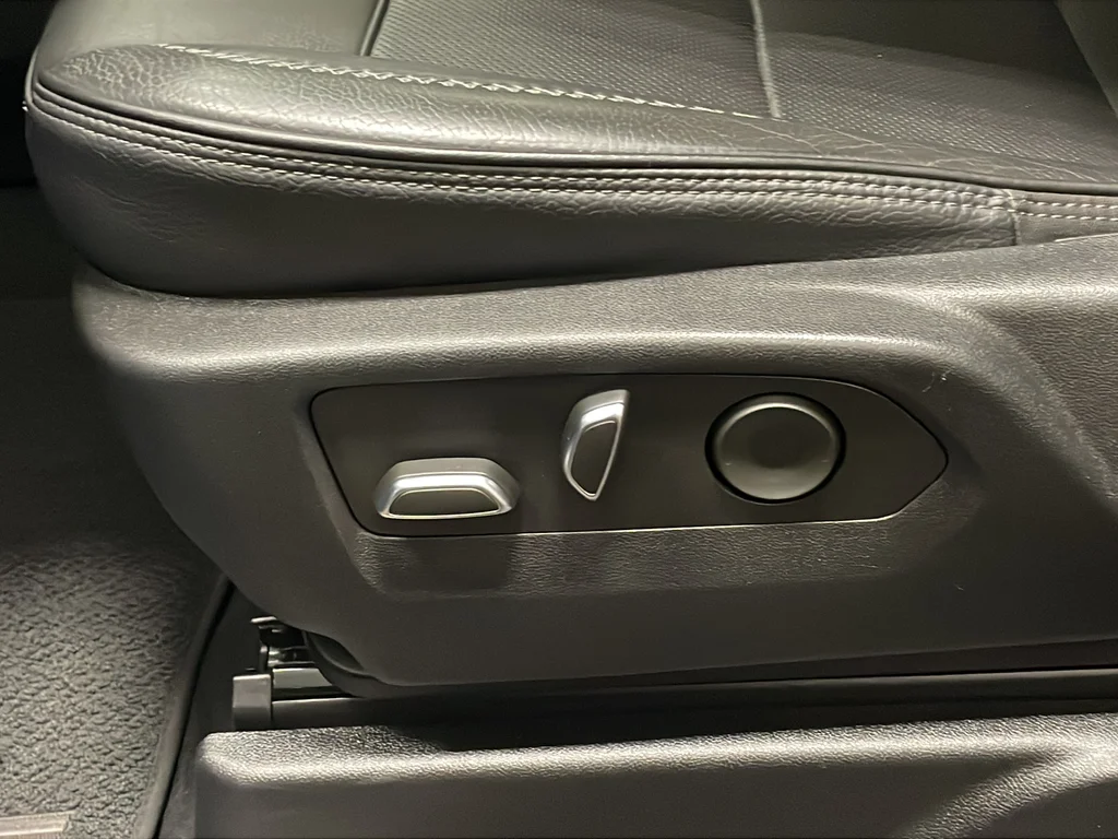 Used 2023 Silver GMC Denali image 18