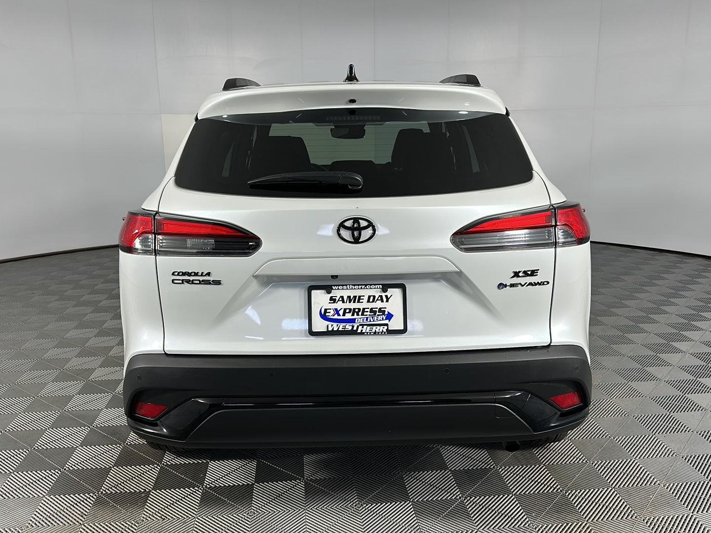 Used 2025 Wind Chill Pearl Toyota XSE image 6