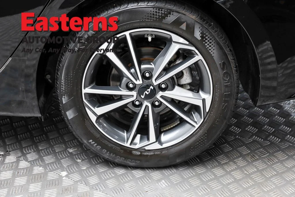 Used 2023 Black Kia LXS image 8