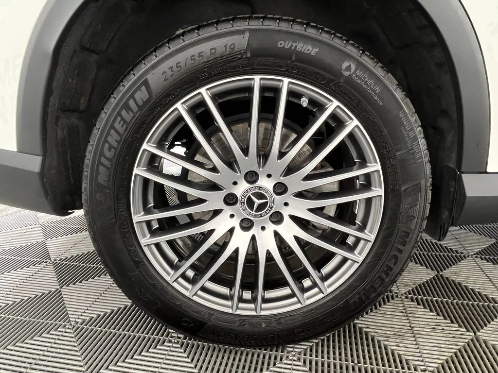 Used 2025  Mercedes-Benz GLC 300 image 16