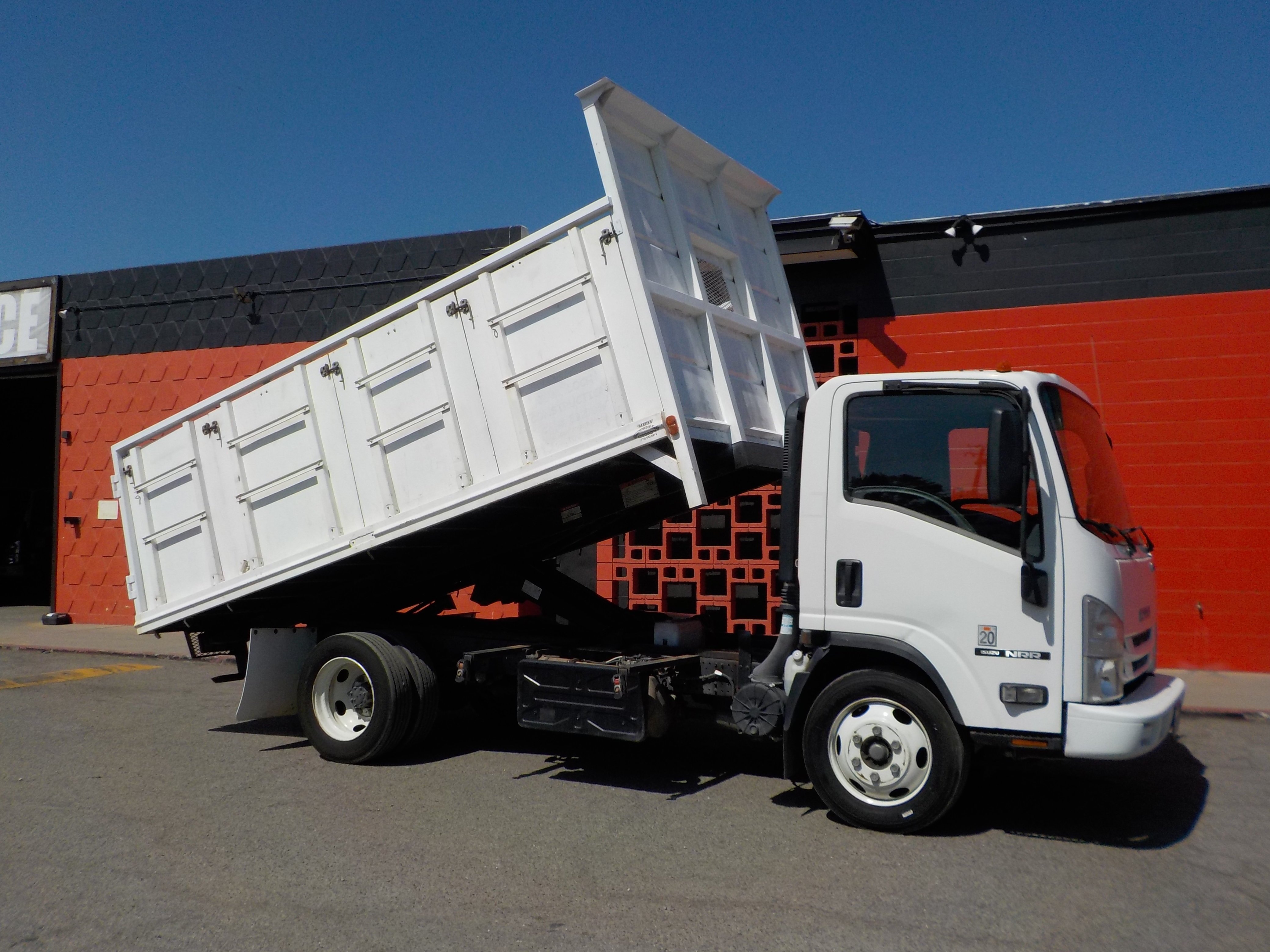 2018 Isuzu NRR's photo