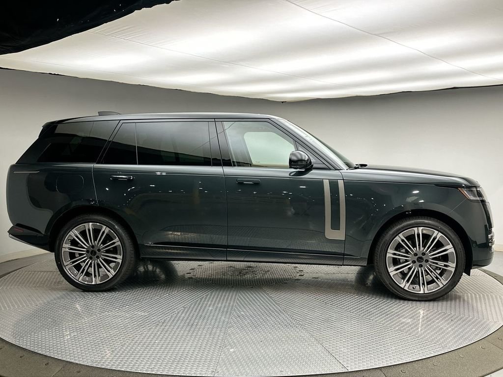 New 2026 Belgravia Green Land Rover SE image 4