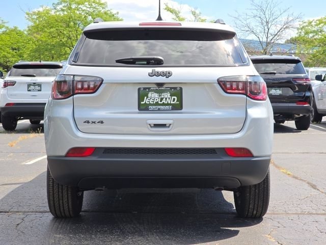New 2026 Silver Zynith Metallic Clear-Coat Exterior Paint Jeep Latitude image 24