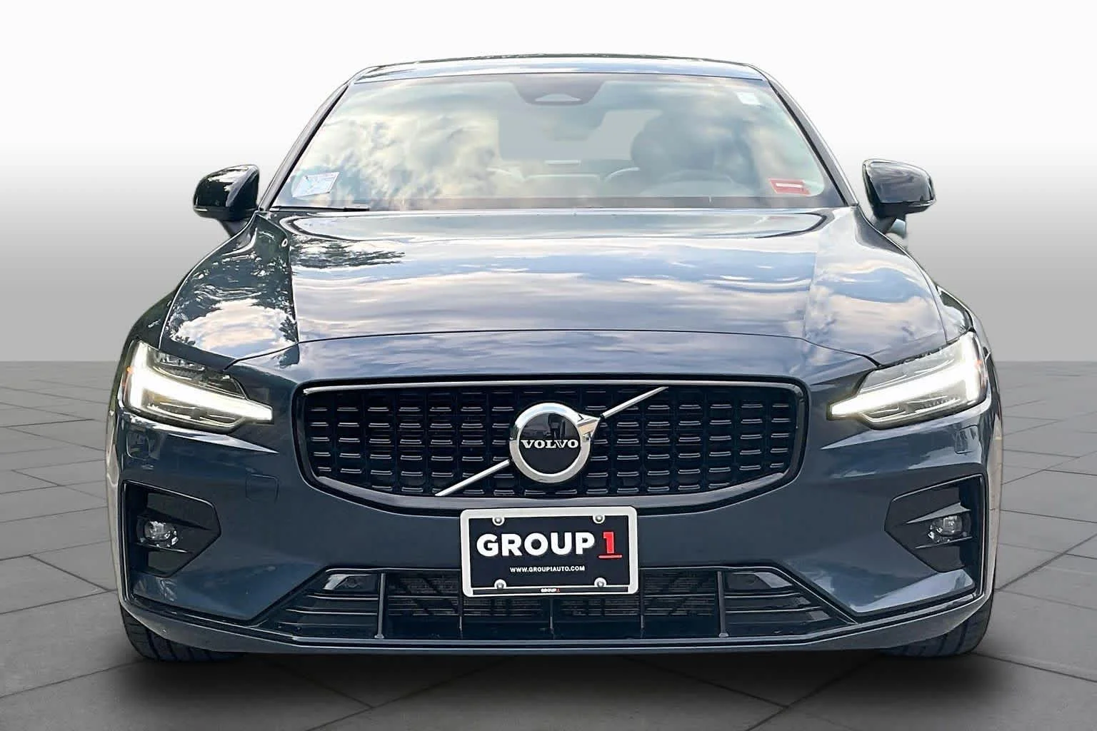 Used 2024  Volvo Core Dark Theme image 3
