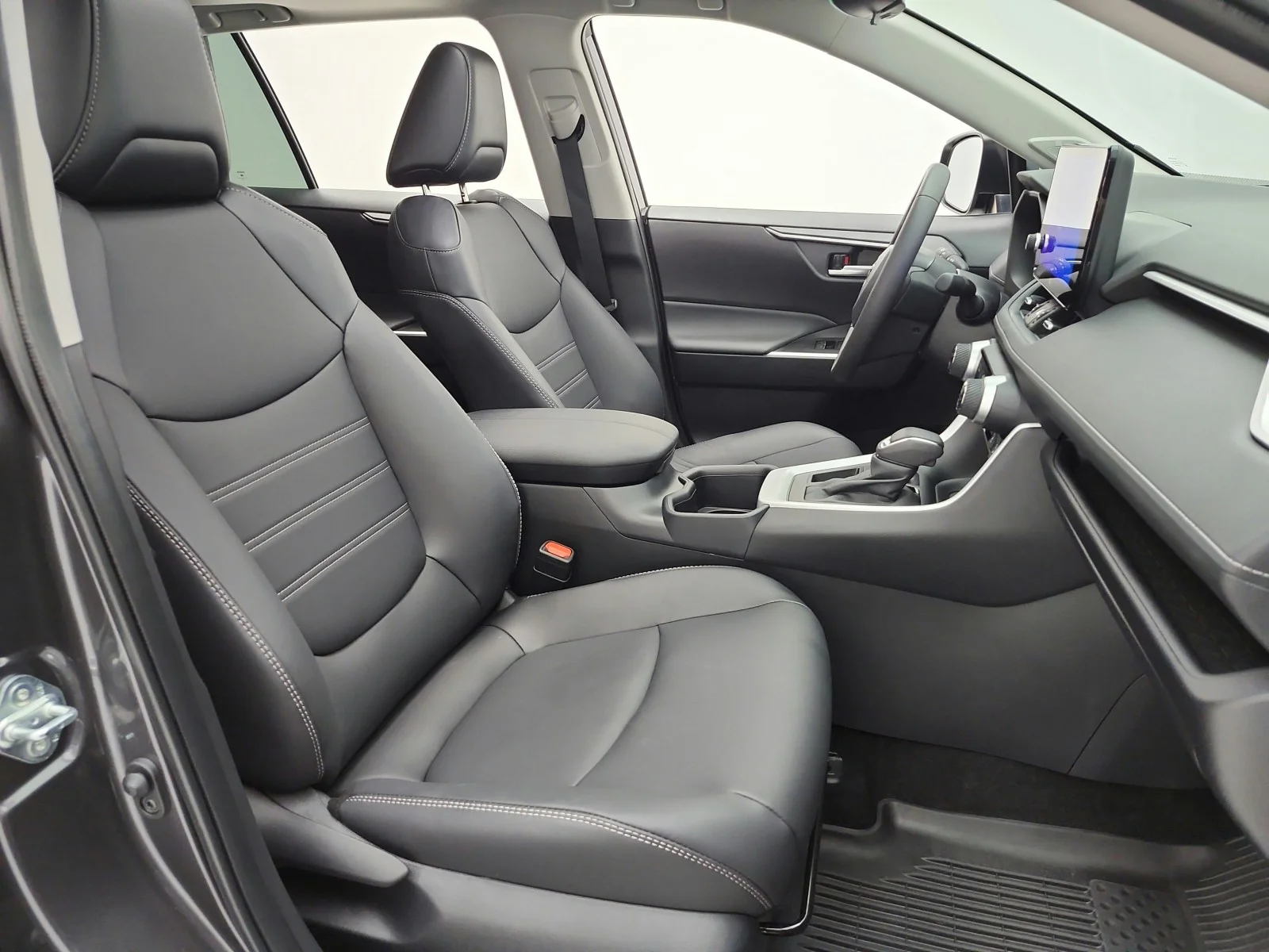 Used 2025 Magnetic Gray Metallic Toyota XLE Premium FWD (Natl) image 20