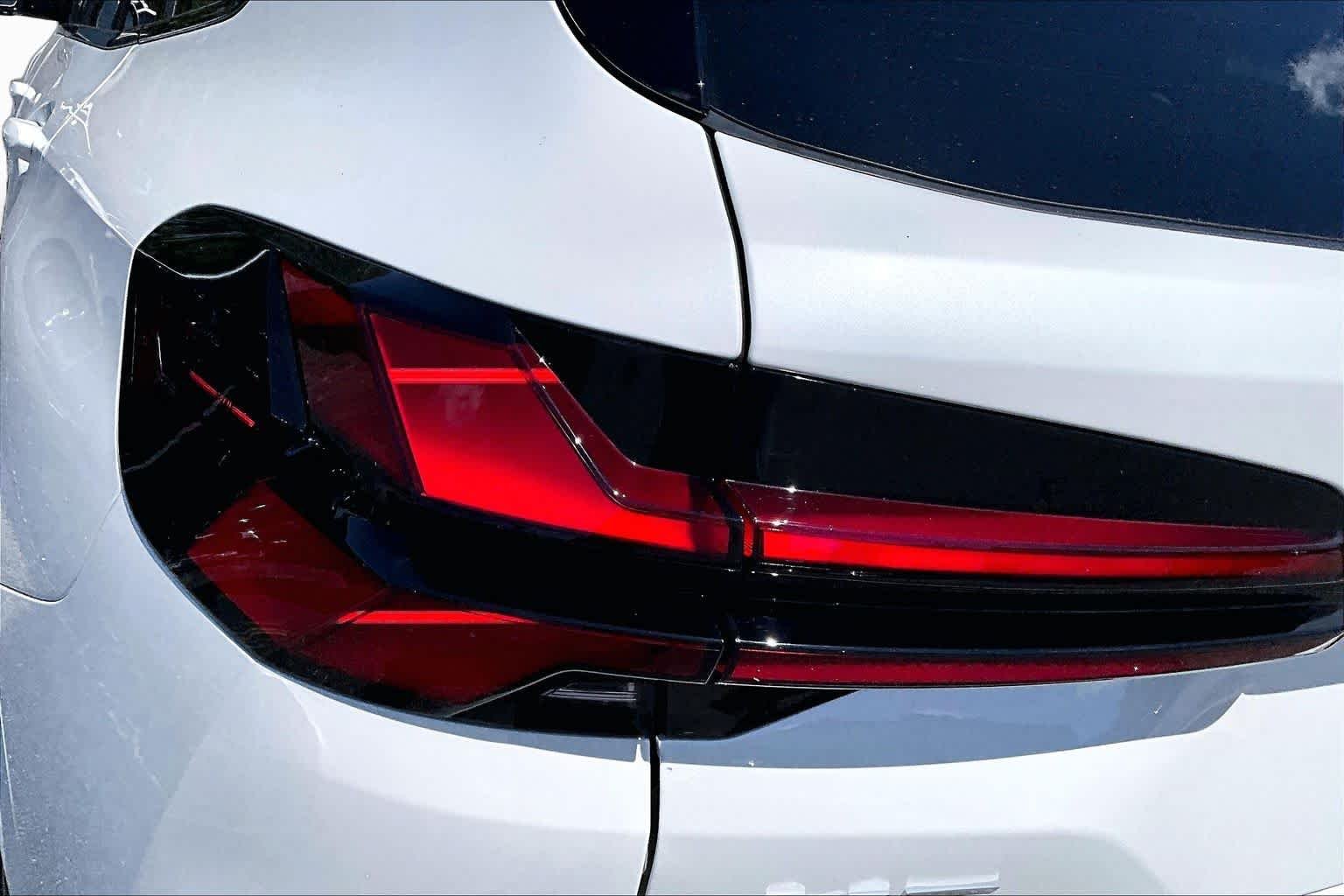 New 2026 Mineral White Metallic BMW xDrive40i image 14
