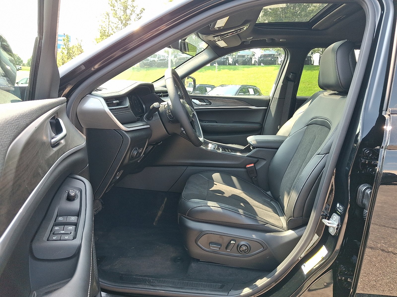New 2027 High-Gloss Black Paint Jeep Laredo Altitude 4x4 image 9