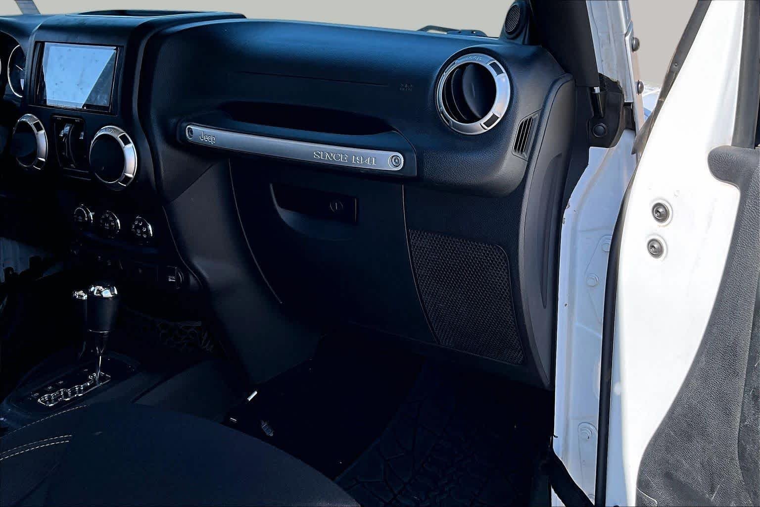 Used 2013 Bright White Jeep Sahara image 15